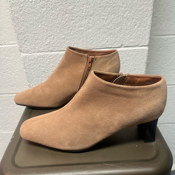 Chadwicks Camel Suede Ankle Booties. Size 9 - Picture 4 of 7